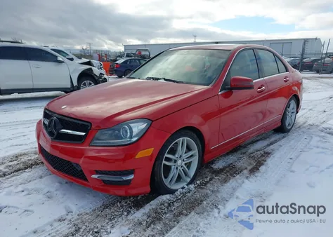 2013 Mercedes-Benz C 300 Sport 4Matic z USA, uszkodzony, nr VIN WDDGF8AB8DR247057